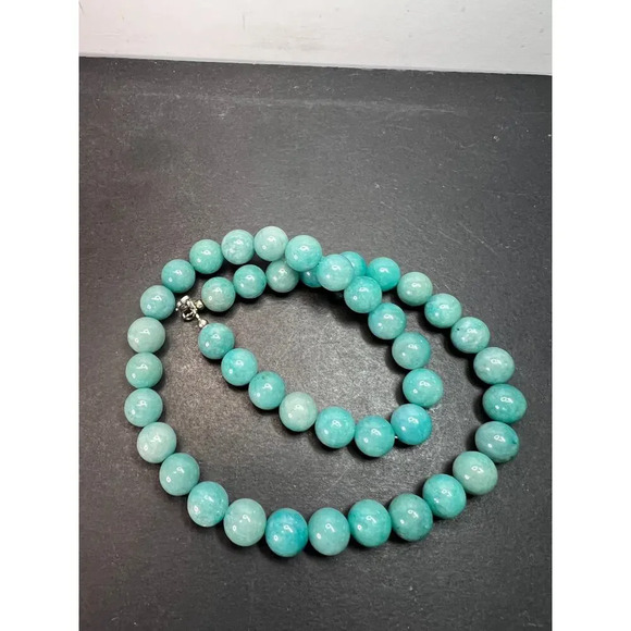 Dyed jadeite beaded necklace with sterling silver clasp - Picture 10 of 11